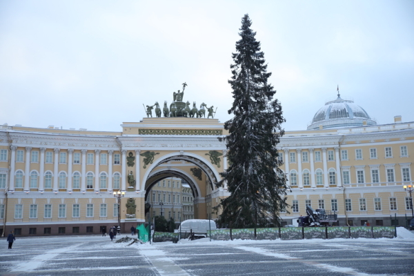 Петербург отправил в Мариуполь новогодние подарки для детей