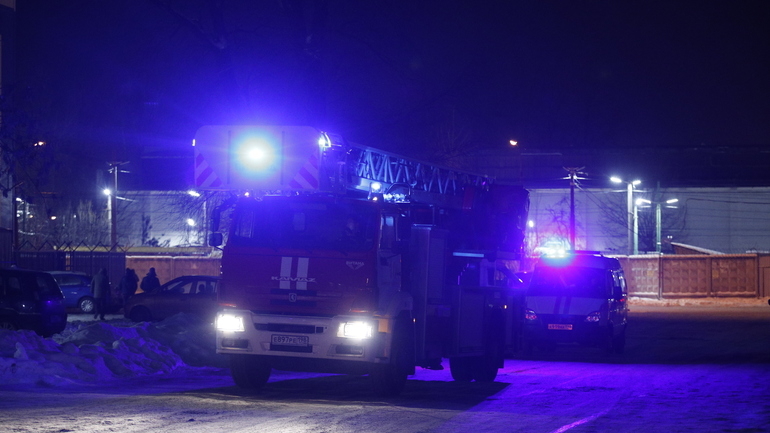 В поселке Молодежное вспыхнуло одноэтажное здание: спасатели боролись с огнем в течение трех часов