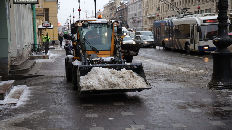 В Петербурге за сутки на устранение последствий оттепели было потрачено 476 тонн противогололедных смесей