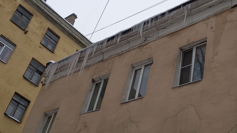 На Васильевском острове глыба льда рухнула с крыши на 66-летнюю горожанку: женщина оказалась в больнице