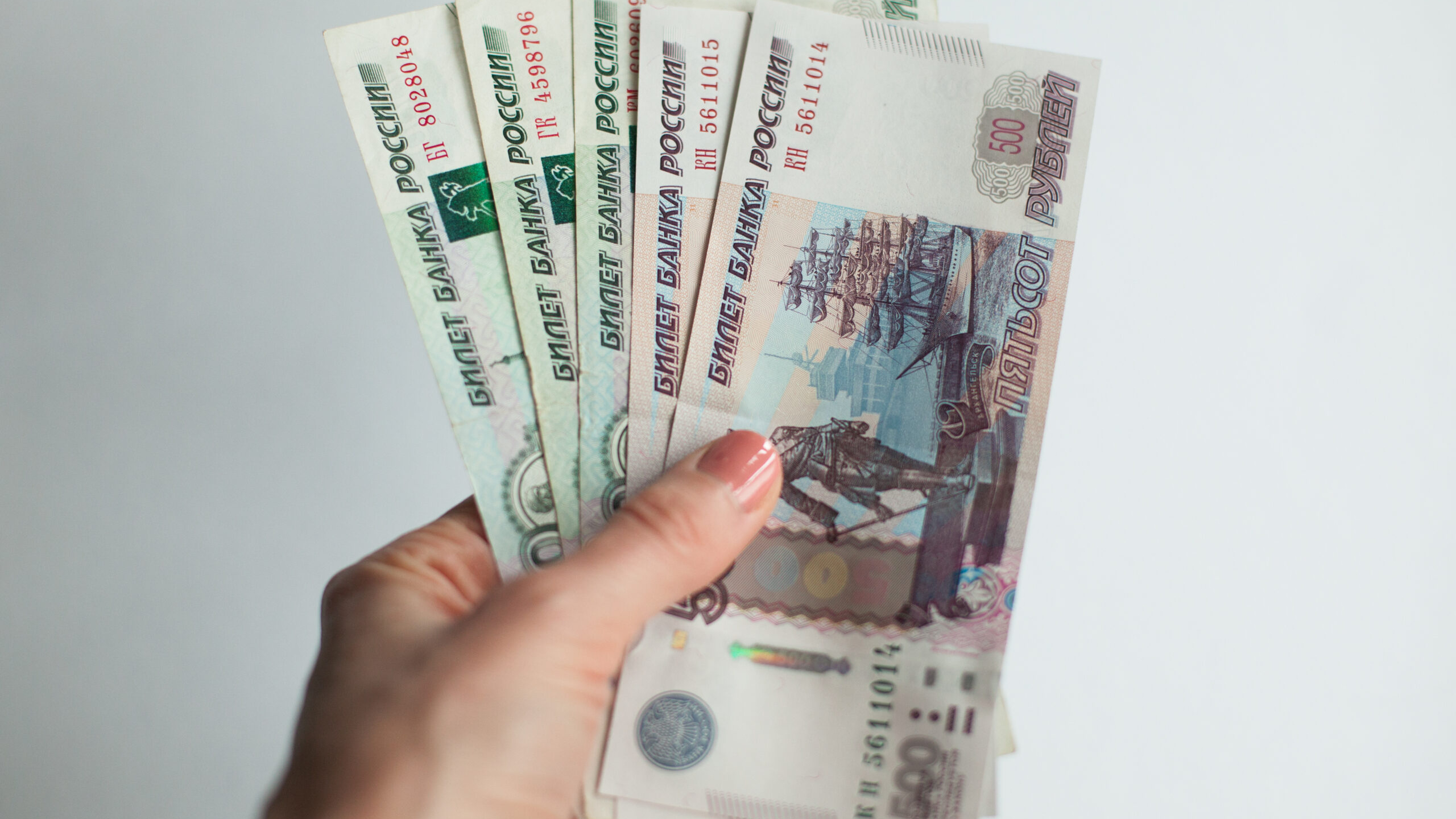 За год увеличилось количество недовольных зарплатой петербуржцев