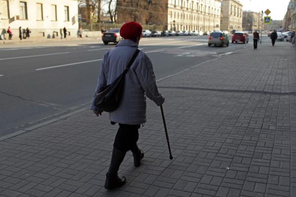 Петербургская пенсионерка из-за мужчины в оранжевых штанах лишилась квартиры и почти 7 млн рублей