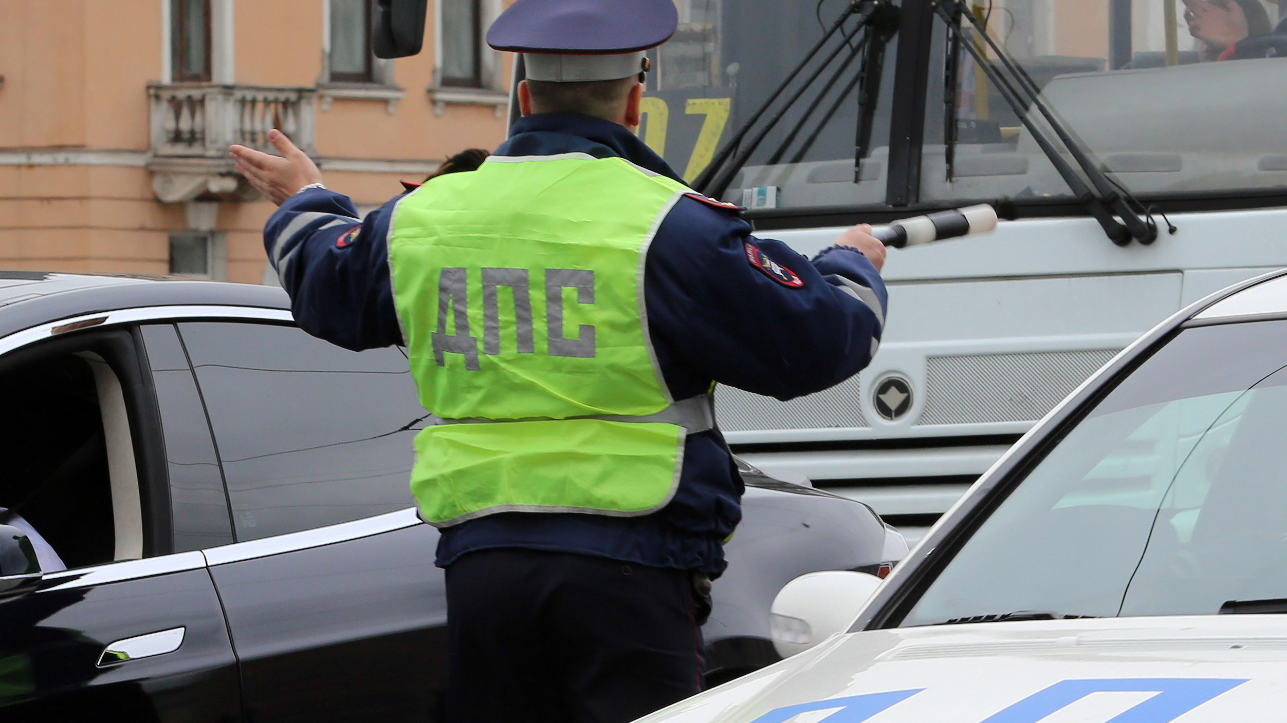 В Пушкине полицейские метким выстрелом остановили машину лихача и потом не дали ему сбежать