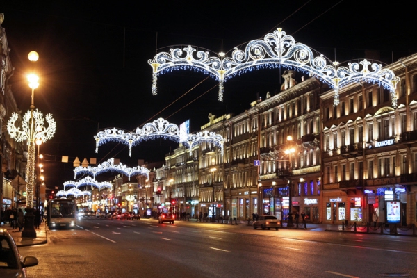 В Петербурге на Невском проспекте подключили новогоднюю подсветку