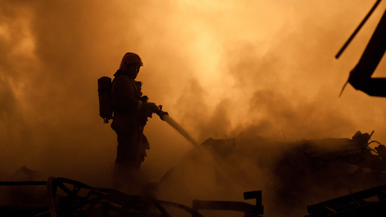 Десять пожарных за 15 минут потушили пожар в однушке на Светлановском