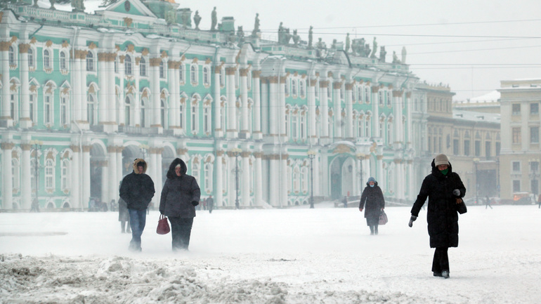 Теплый фронт принес в Петербург облака, снег и гололедицу