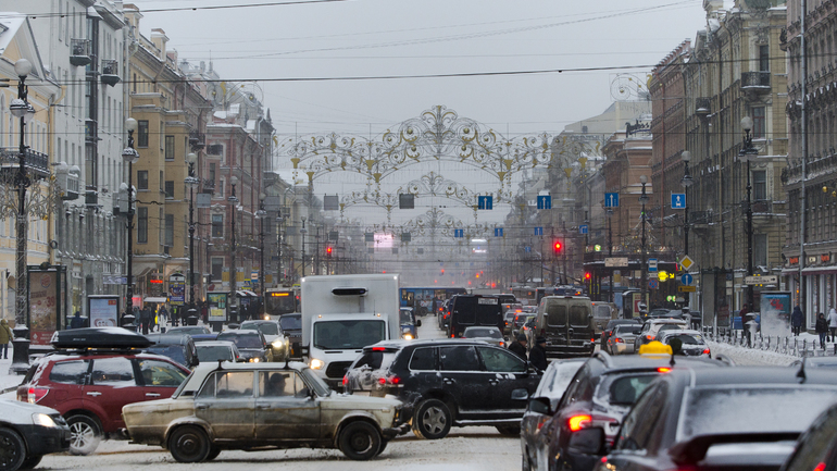 В Петербурге ночной снегопад усложнил ситуацию на дорогах: утром 7 декабря город сковало пробками