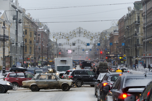 В ГИБДД предупредили о сложной ситуации на дорогах Петербурга и Ленобласти из-за сильного снегопада