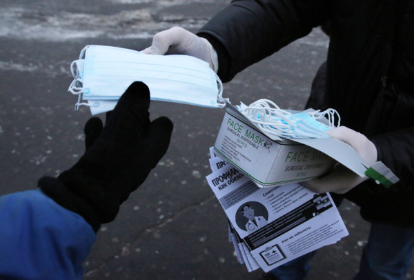 Врач посоветовал жителям Петербурга вновь надевать медицинские маски в местах скопления людей