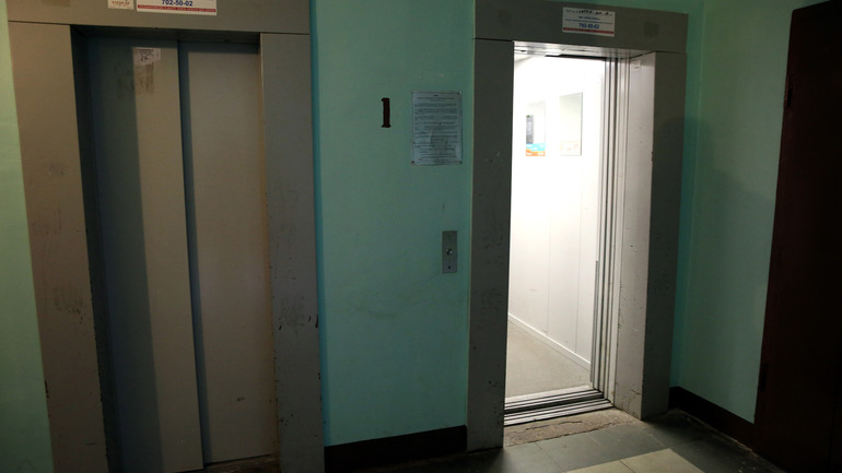 Во Фрунзенском районе неизвестный в лифте надругался над 8-летней девочкой