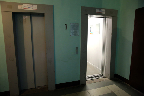 Во Фрунзенском районе неизвестный в лифте надругался над 8-летней девочкой