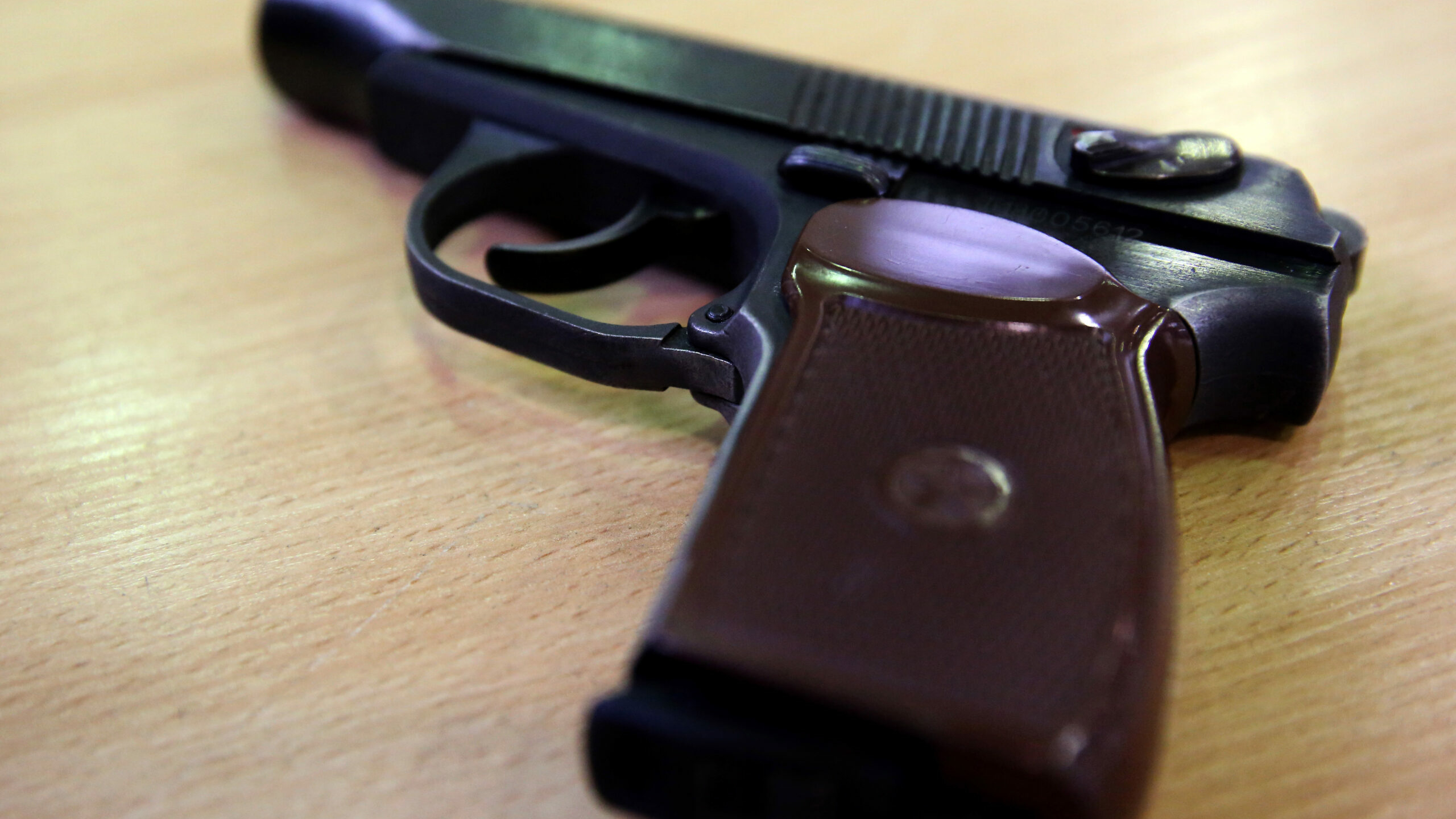 В Петербурге школьники с пистолетом отобрали телефон у девушки