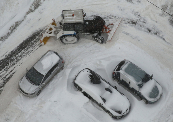 Петербуржцам рассказали о работе мобильных бригад по уборке от снега платных парковок