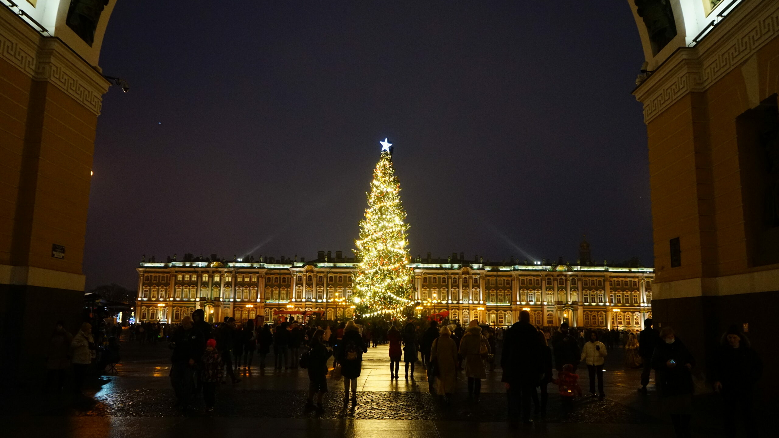 В преддверии Нового года на Дворцовой площади установят фотозону