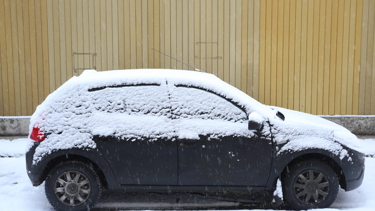 В ГИБДД жителей и гостей Петербурга предупредили о сложной ситуации на дорогах из-за снегопада