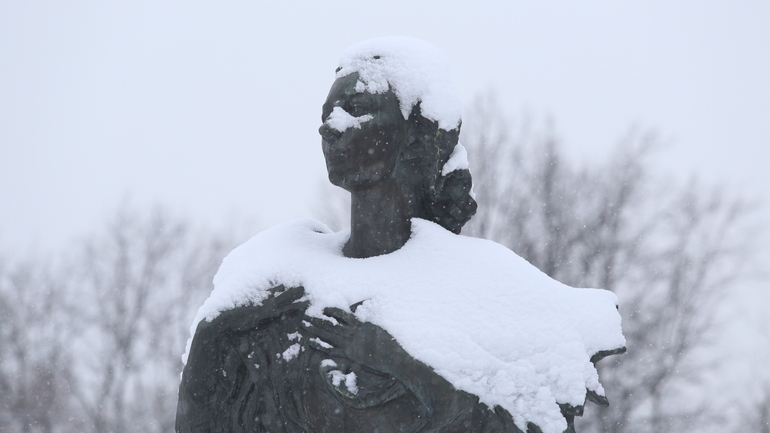 Петербург во вторник окутает снег: на дорогах города образуется гололедица