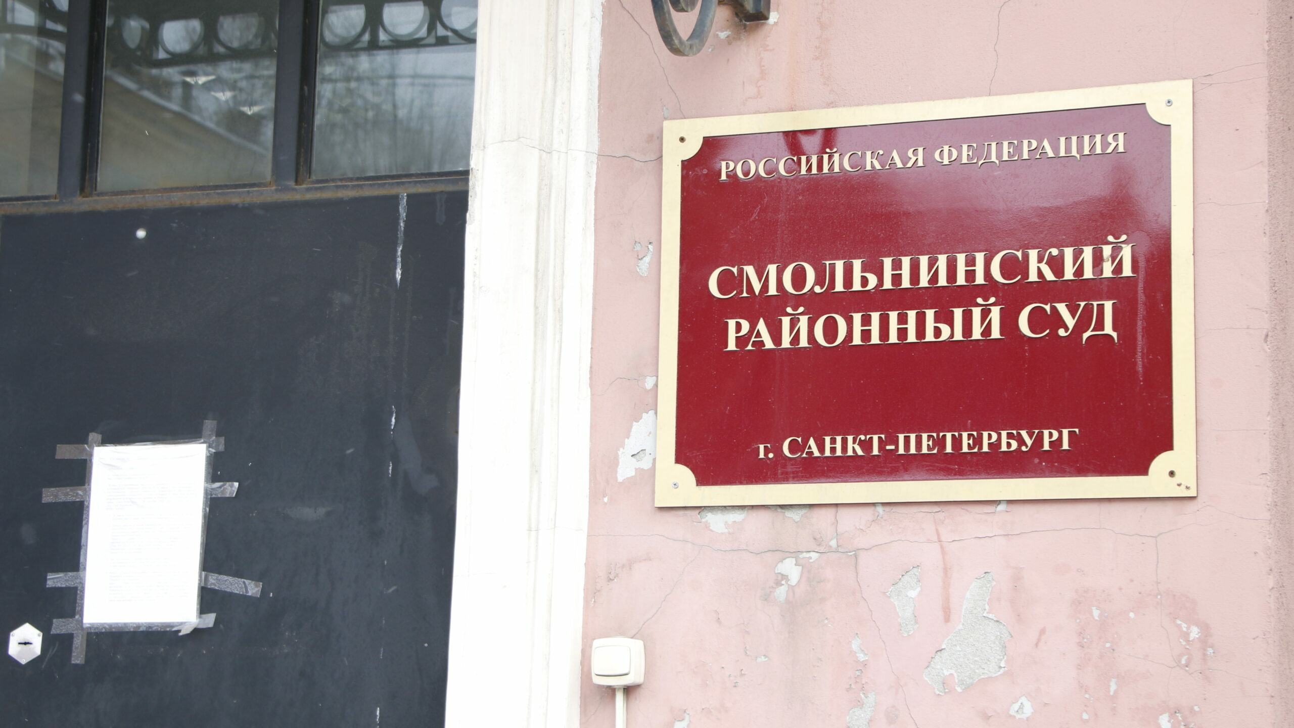 В Петербурге суд до конца апреля отправил под стражу несовершеннолетнего участника массовой драки в ТРЦ «Галерея»