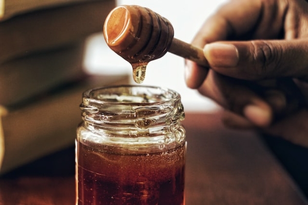 Медик рассказала петербуржцам, когда детям можно давать мед