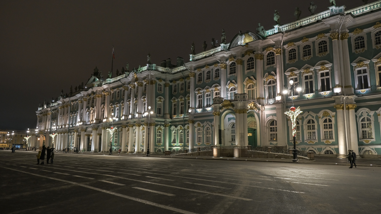 Под Новый год на Дворцовой площади модернизировали фонари и подсветку