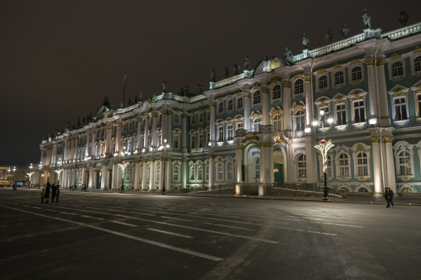 Под Новый год на Дворцовой площади модернизировали фонари и подсветку