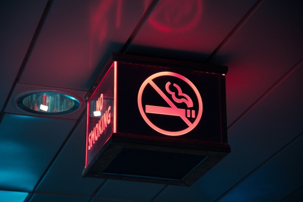 Треть петербургских курильщиков одобряет полный запрет на продажу сигарет молодежи