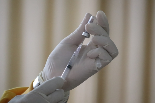 В Петербурге кончилась вакцина от COVID-19, а вирус остался