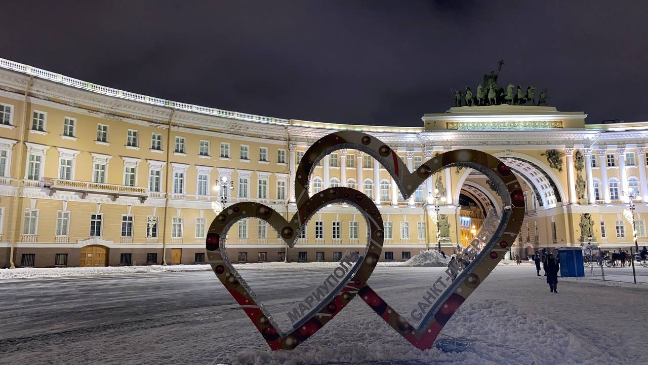 На Дворцовой задержали 17-летнюю девушку, исписавшую инсталляцию «Двойные сердца»