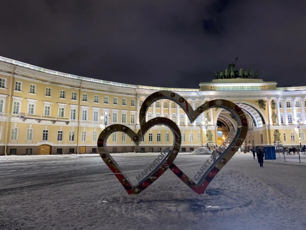 На Дворцовой задержали 17-летнюю девушку, исписавшую инсталляцию «Двойные сердца»