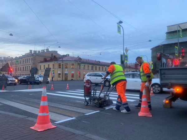 На улицы и дороги Петербурга в 2022 году нанесли более 800 тыс. кв. метров разметки