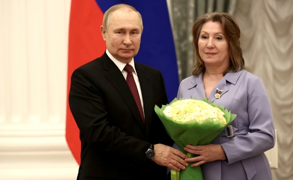 Путин в Кремле вручил почетный знак «Мать-героиня» многодетной петербурженке