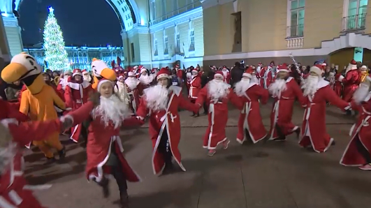 На Дворцовой площади прошел забег Дедов Морозов и Снегурочек