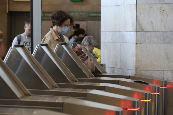 В метро Петербурга собираются установить 67 новых автоматов для продажи и пополнения проездных