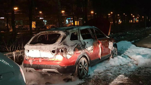 Сгоревший дотла автомобиль отправил петербуржца в больницу 