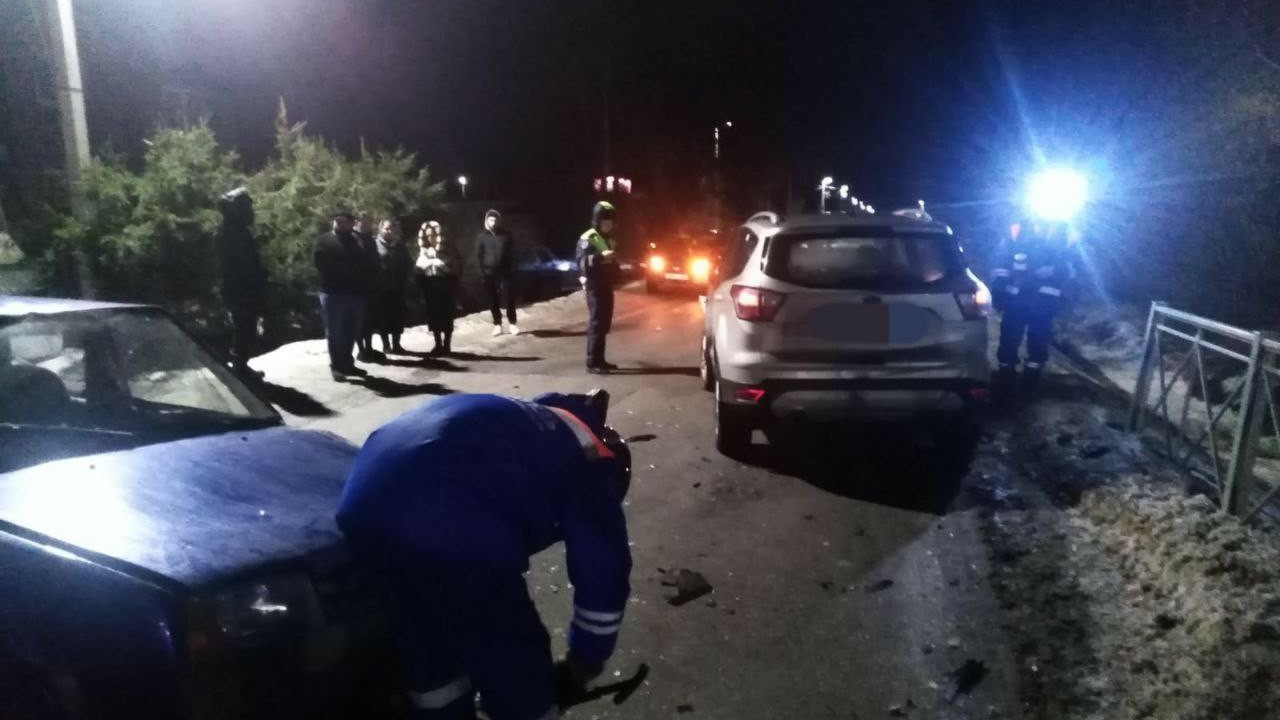 Спасатели ликвидировали последствия ДТП в Красном Бору с двумя легковушками