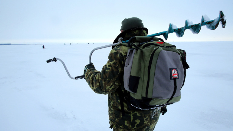 В Петербурге со льда Невской губы сотрудники МЧС эвакуировали семь рыбаков