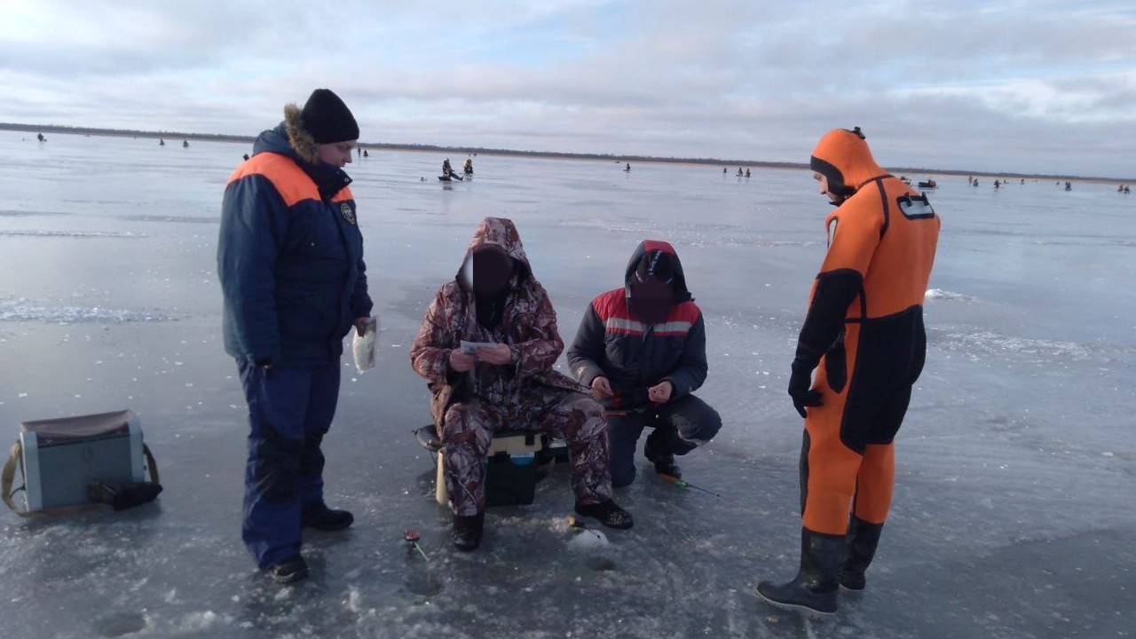 Спасатели рассказали рыбакам на Ладоге об опасности выхода на лед