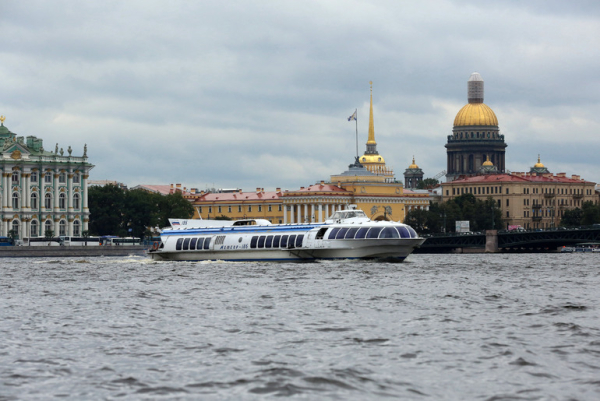 Первые метеоры отправились развозить пассажиров из Петергофа и Петербург 