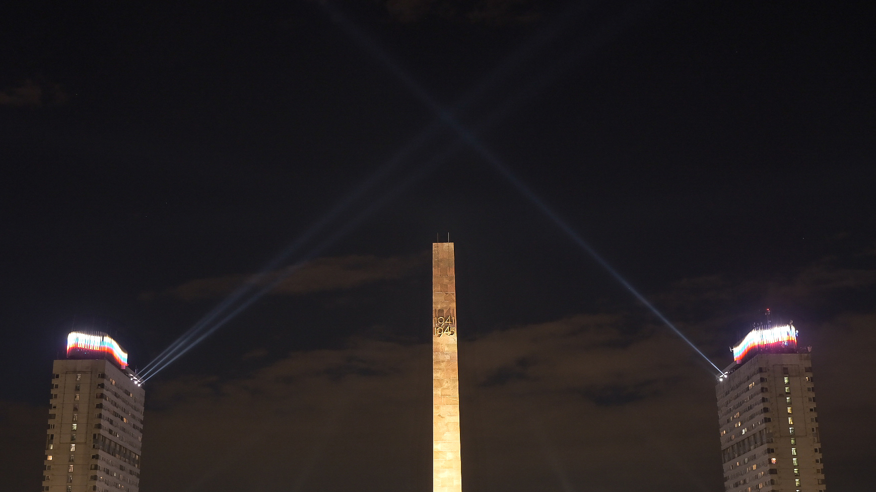 Вечернее небо над Петербургом озарят «лучи Победы» в честь подвига ленинградцев