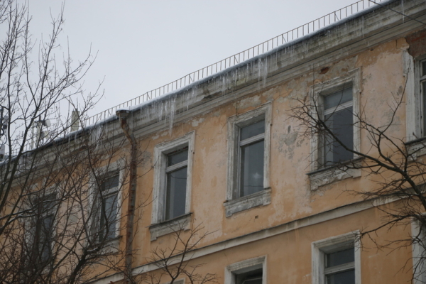 Фонд капитального ремонта предотвращает появление сосулек в Петербурге при помощи «холодных чердаков»
