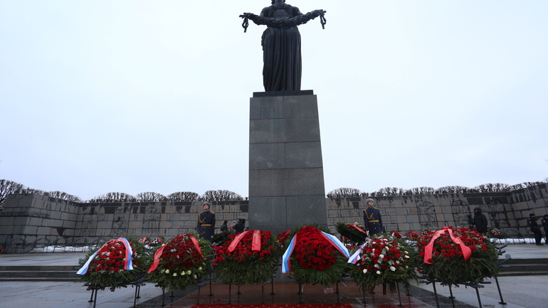 На Пискаревском кладбище состоялась церемония возложения цветов в честь освобождения Ленинграда от блокады