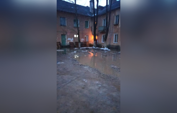 Затопленный дом в Сланцах начали ремонтировать после приезда прокуратуры