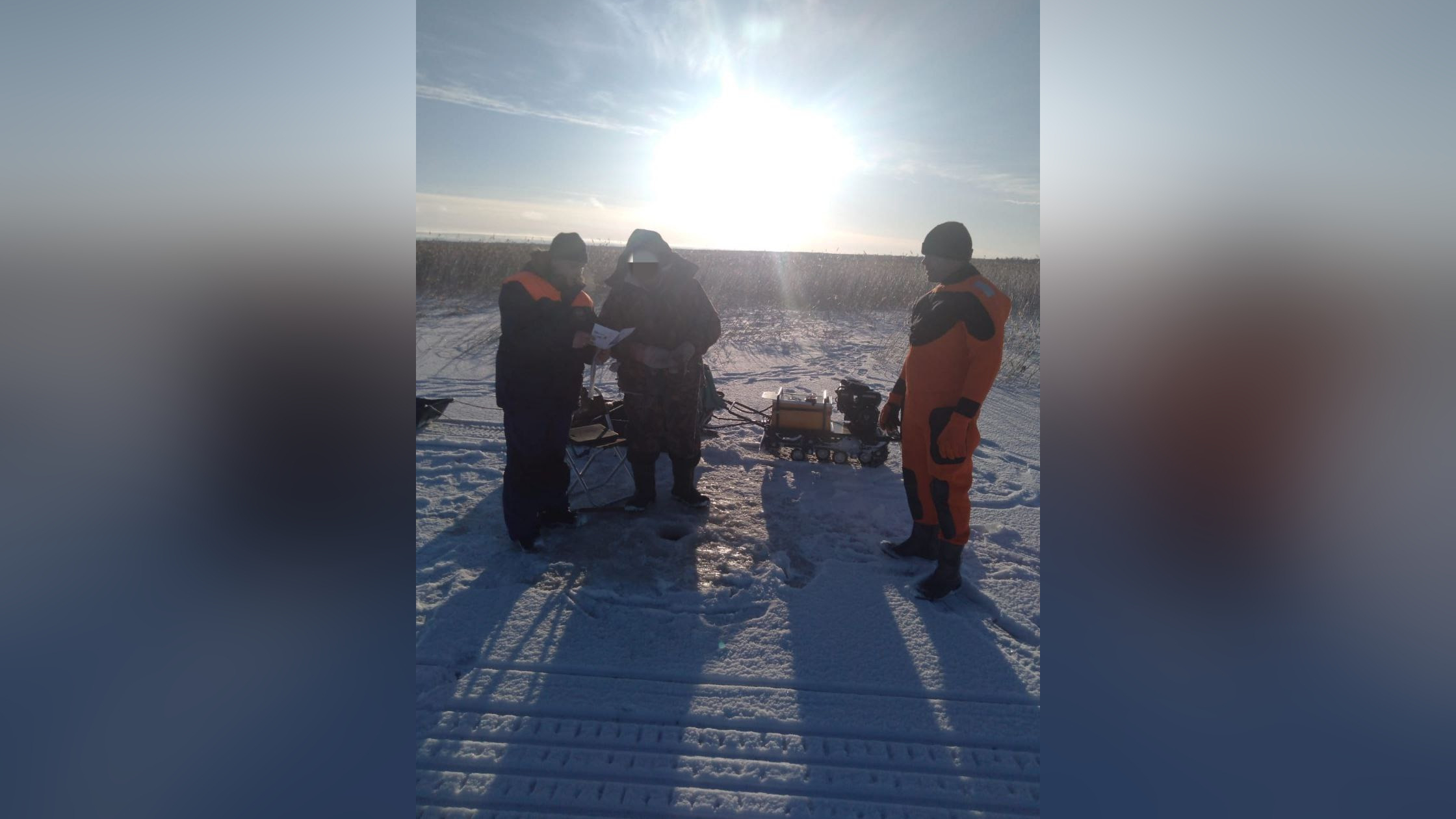 Спасатели провели профилактические беседы с рыбаками на льду Ладоги