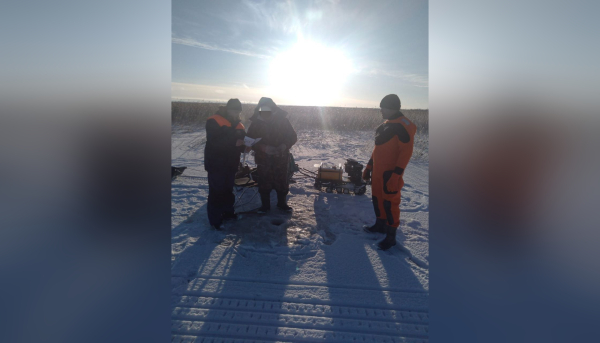 Спасатели провели профилактические беседы с рыбаками на льду Ладоги