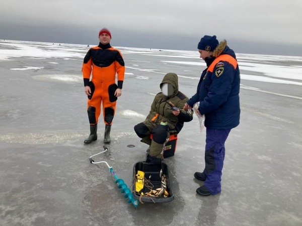 На Ладоге спасатели старались объяснить рыбакам смертельную опасность выхода на лед