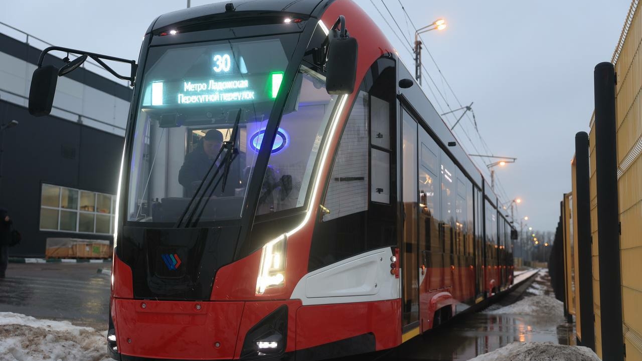 В Петербурге на 80-летие прорыва блокады Ленинграда представили новый трамвай модели «Невский»