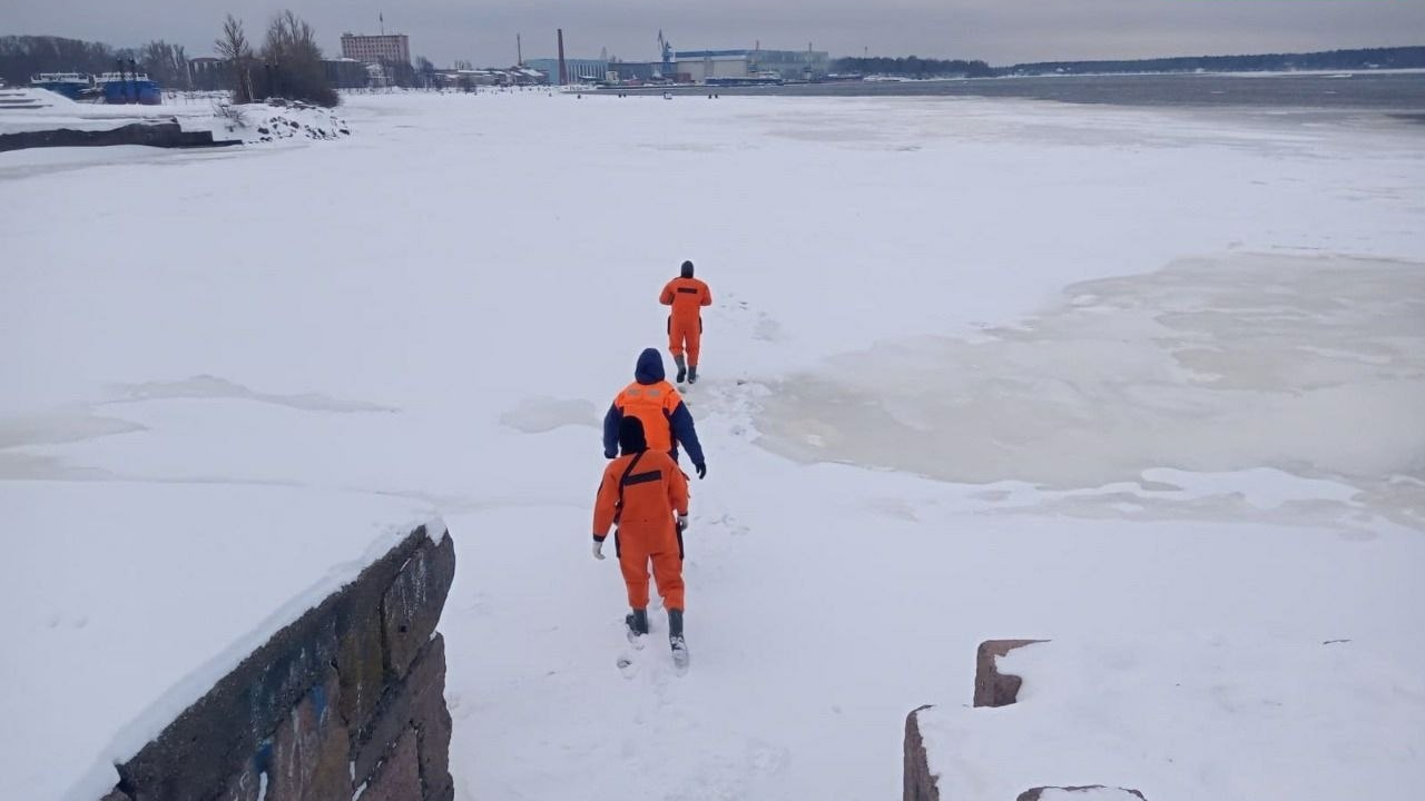 В Шлиссельбурге спасатели уговаривали рыбаков не выходить на лед