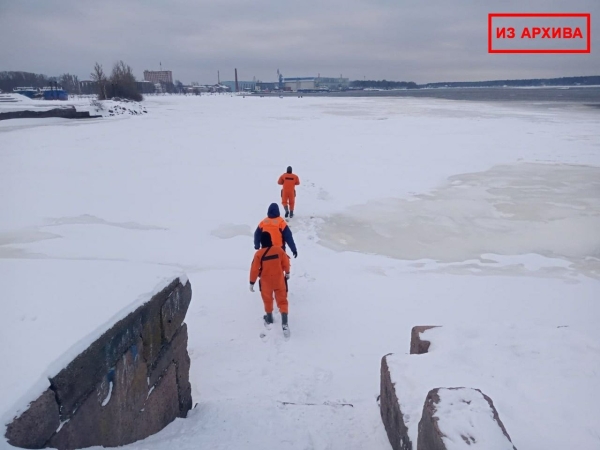В Шлиссельбурге спасатели уговаривали рыбаков не выходить на лед