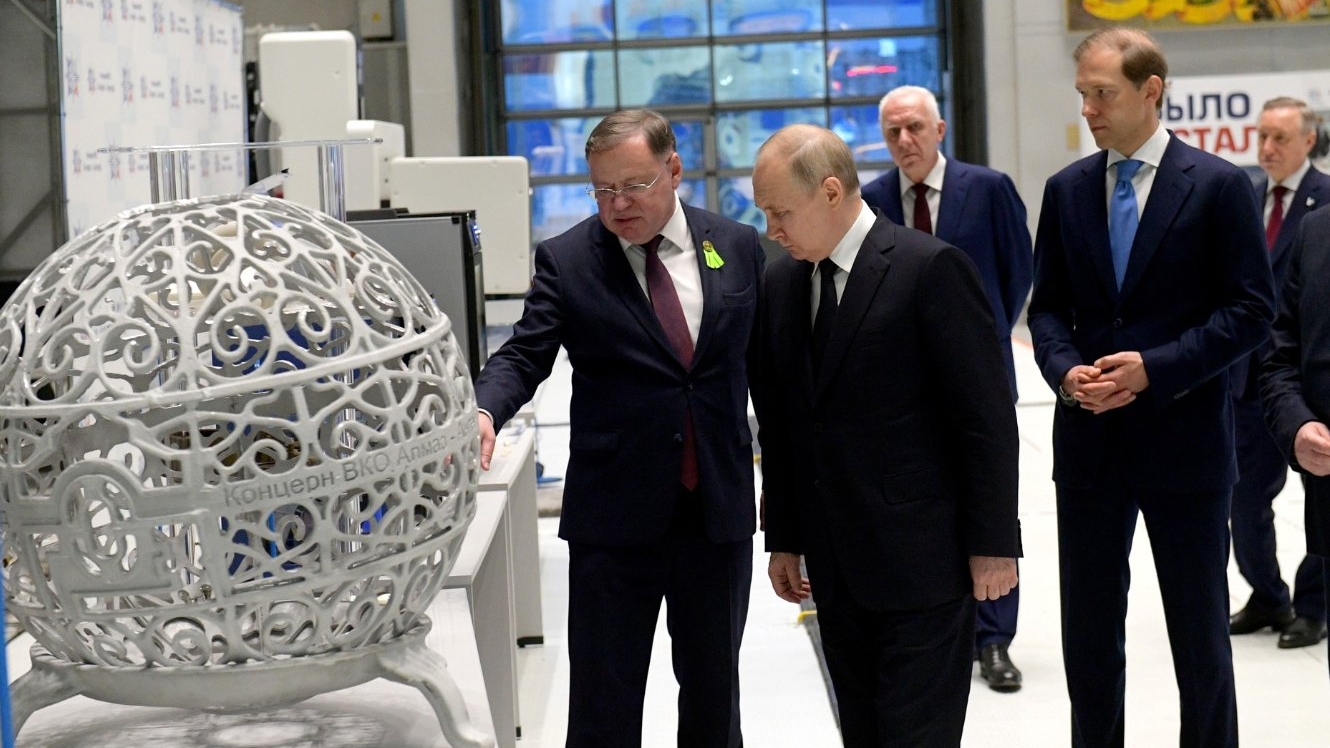 Путину в Петербурге показали электрокроссовер, экзоскелет и 3D-принтеры