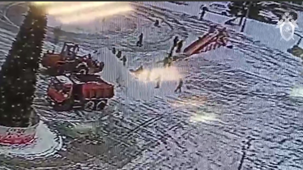 В Гатчине водитель погрузчика закопал девочку снегом на горке: возбуждено уголовное дело