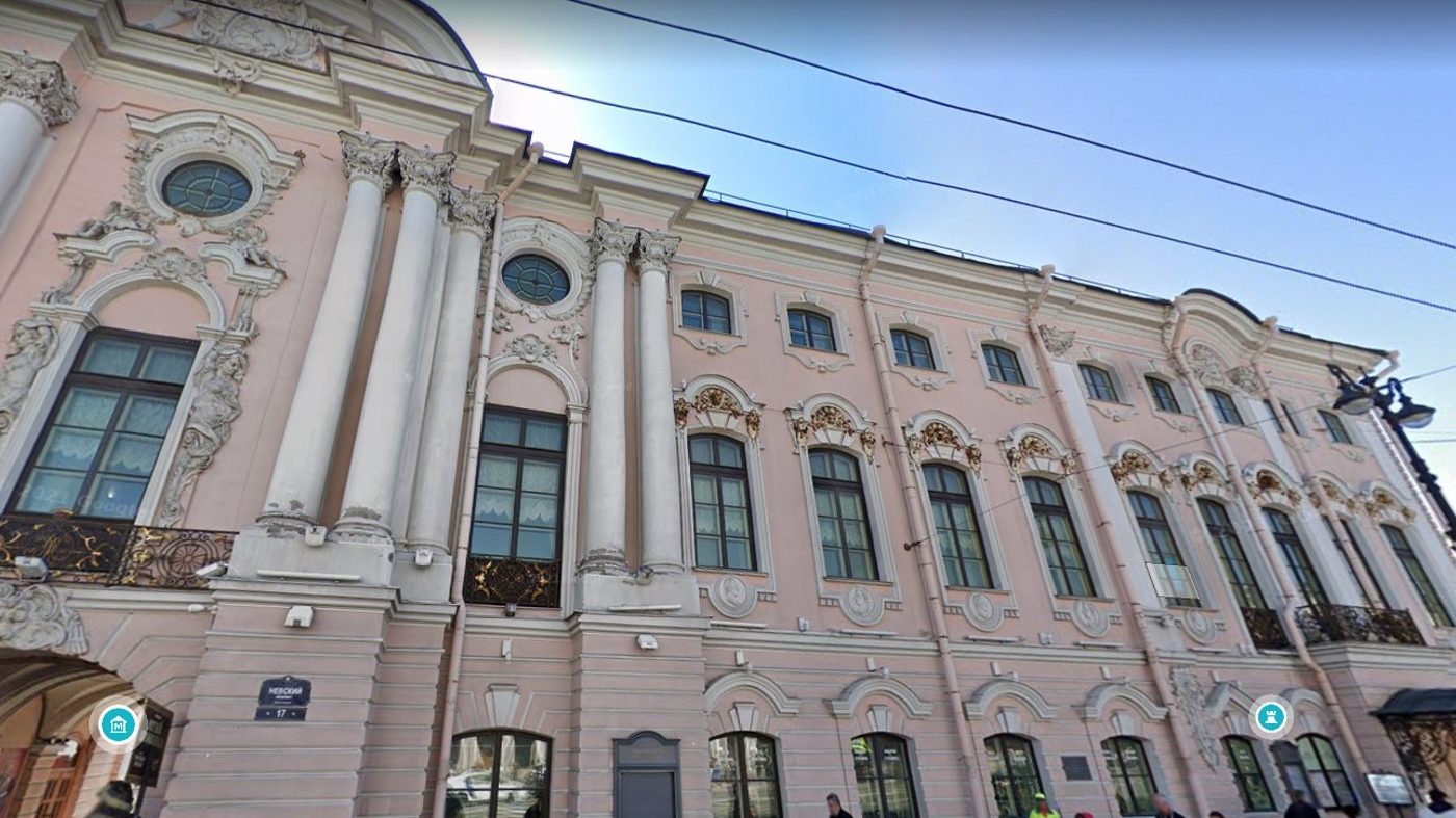 На Невском выстроилась гигантская очередь в Строгановский дворец